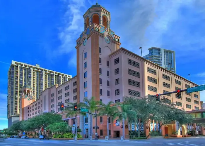 Spacious Studio Apartment Near Nightlife & Dining!