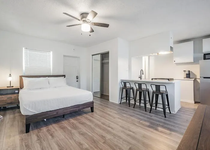 Spacious Studio Apartment Near Nightlife & Dining!