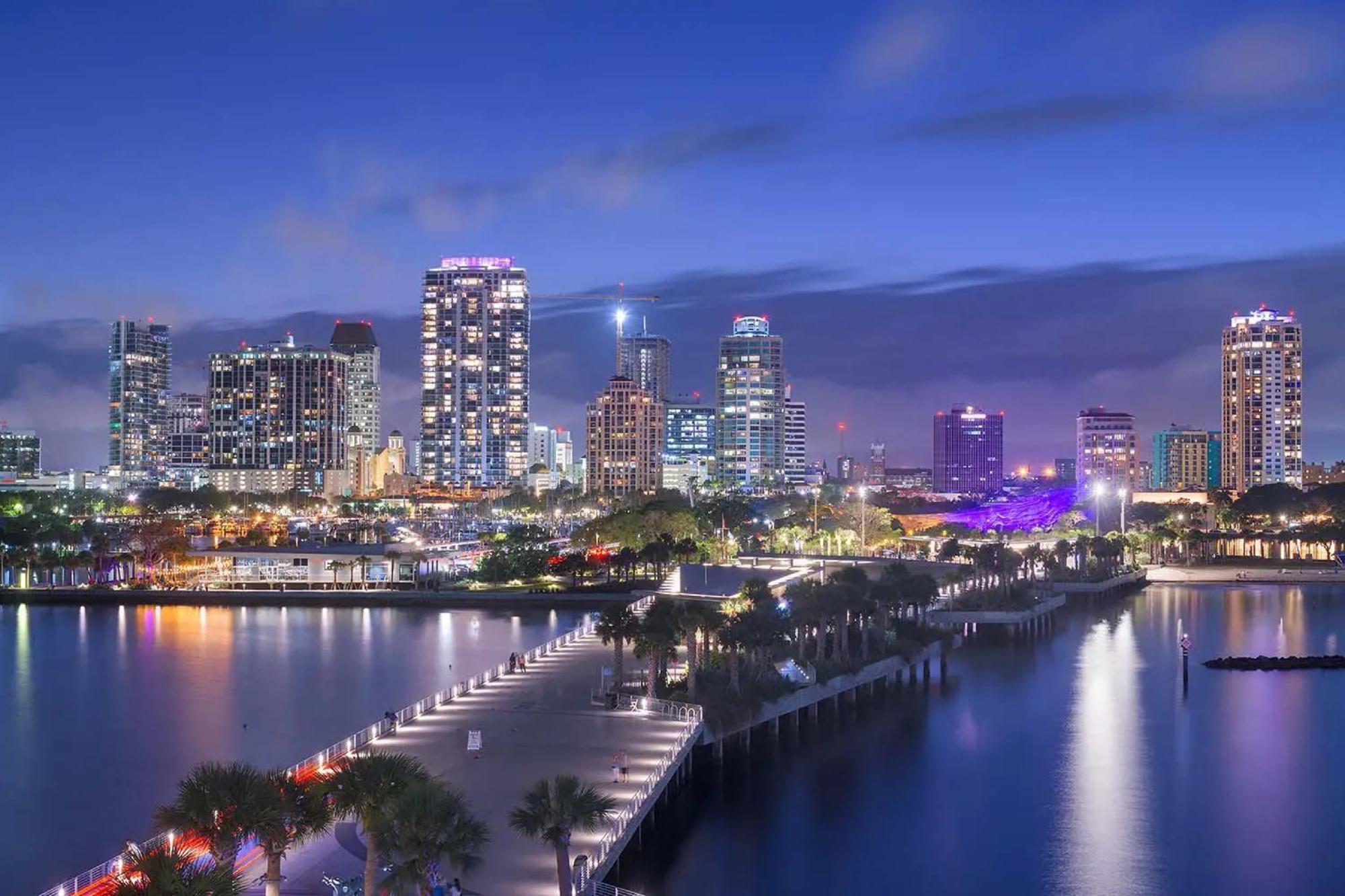 Spacious Near Nightlife & Dining! *