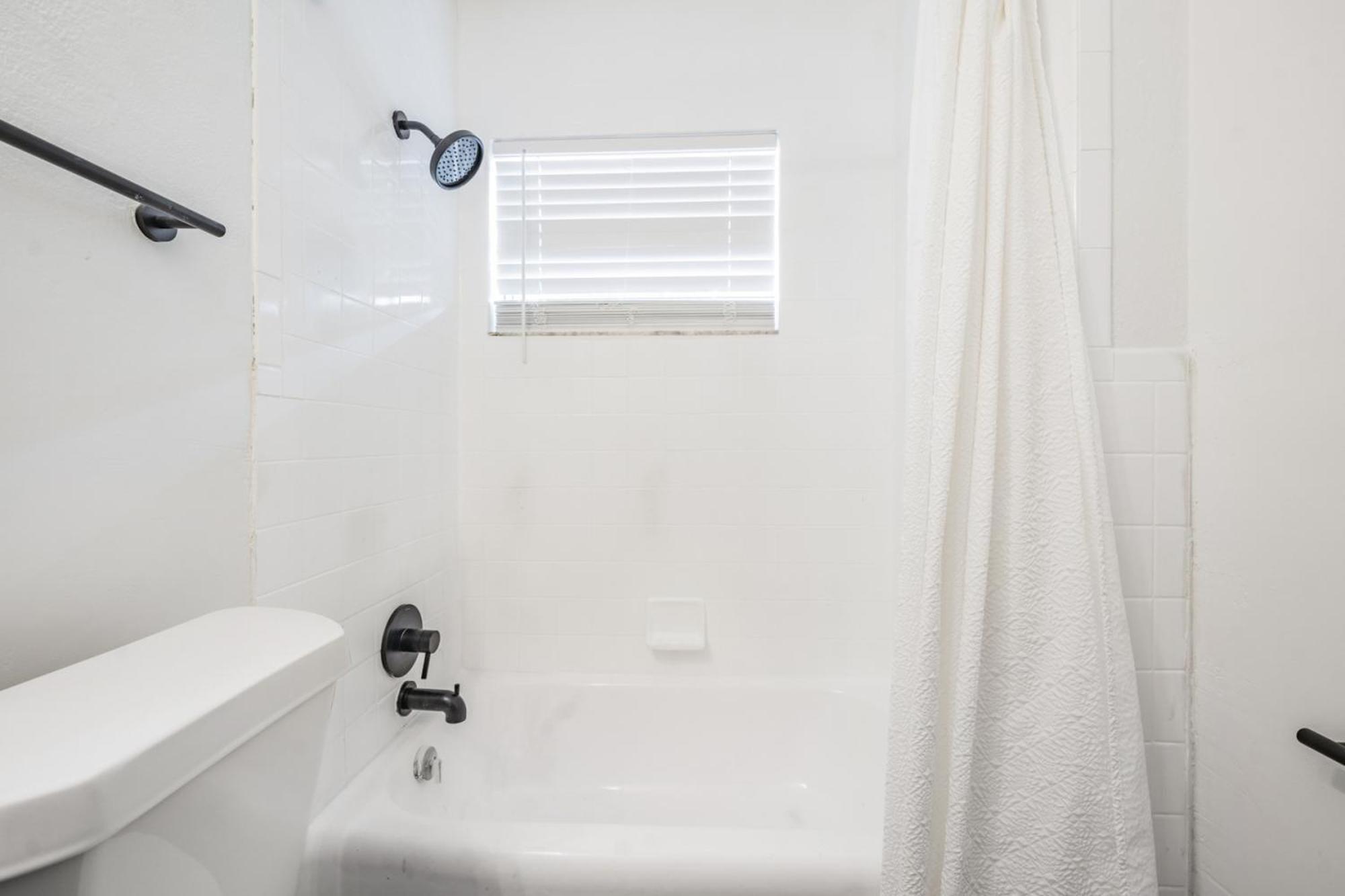 Apartamento Spacious Near Nightlife & Dining! *