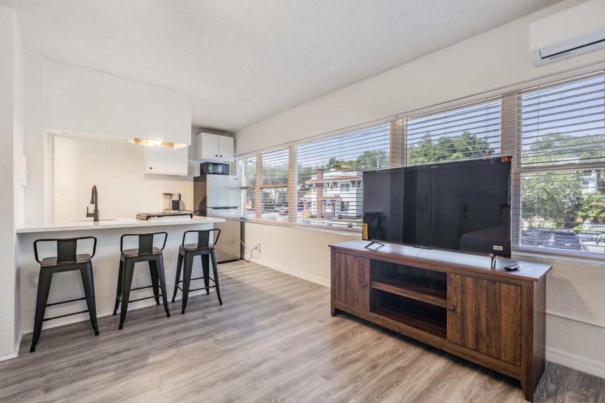 Spacious Near Nightlife & Dining! Apartment
