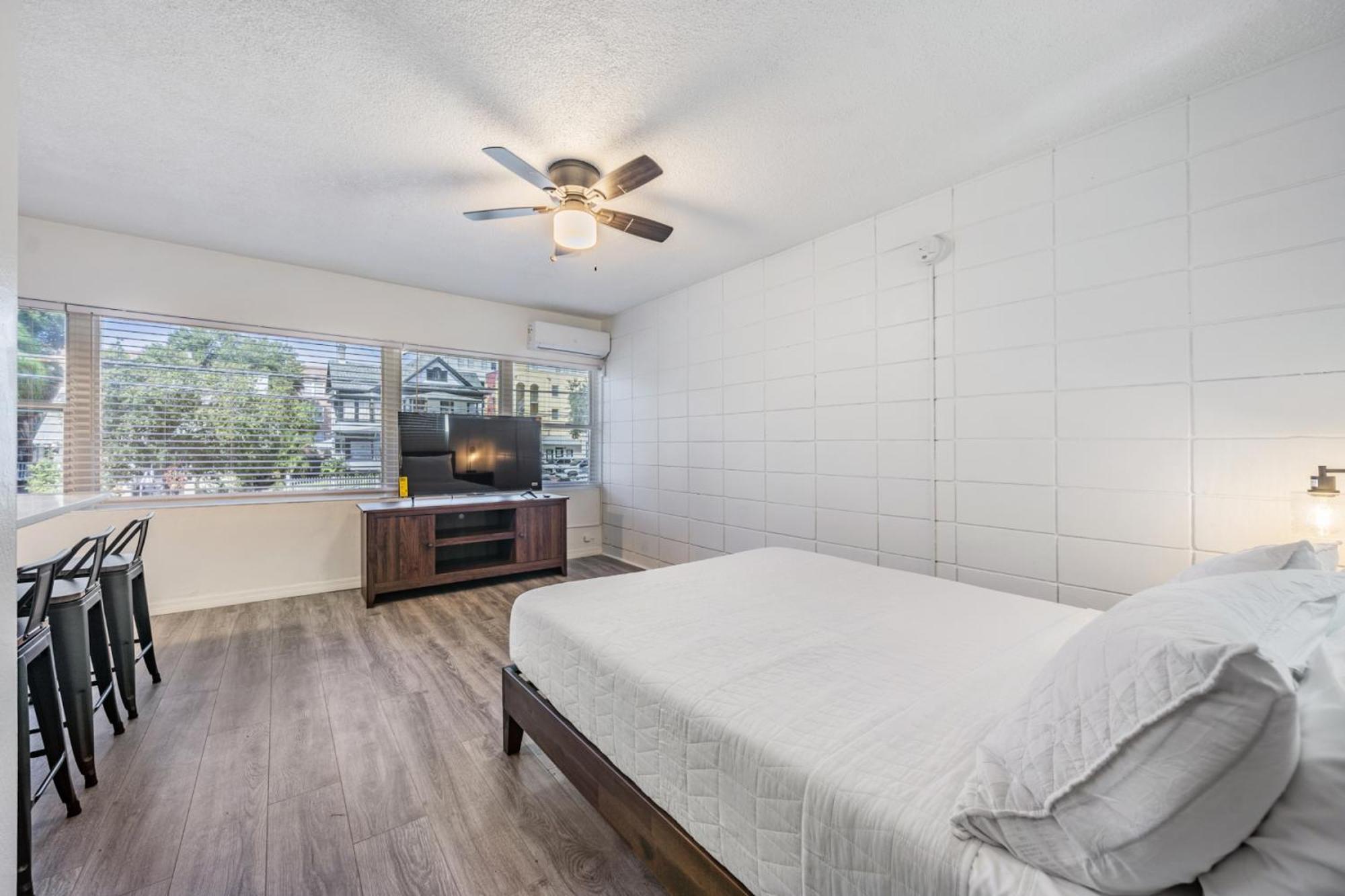 Spacious Near Nightlife & Dining! Sankt Petersburg